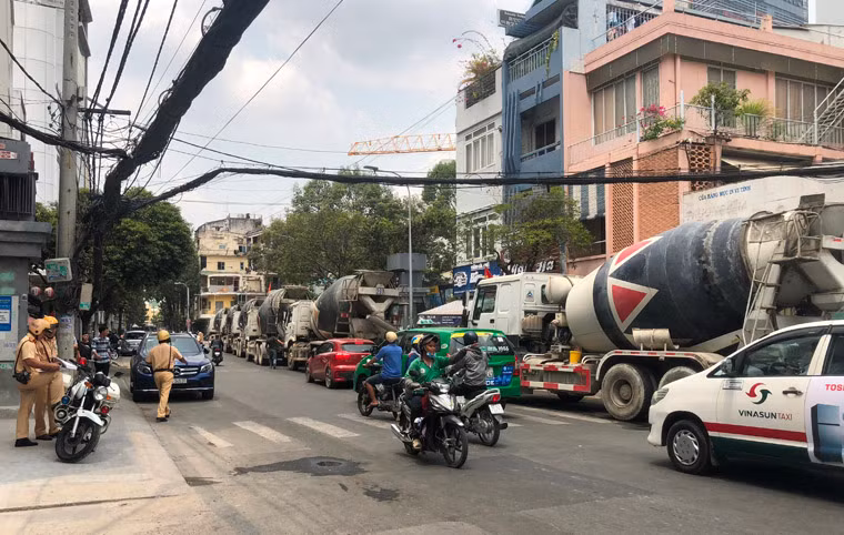 CSGT Đội Bến Thành chặn bắt hàng loạt xe bồn bêtông trên đường Hồ hảo Hớn, quận 1 đang chuẩn bị chạy vào công trình ở khu Cống Quỳnh - Nguyễn Cư Trinh (quận 1).