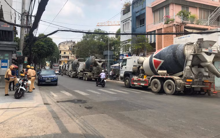 Xe bồn "đại náo" giữa ban ngày ngay trung tâm TP HCM khiến người dân vô cùng bức xúc vì gây kẹt xe và nguy cơ tai nạn giao thông.