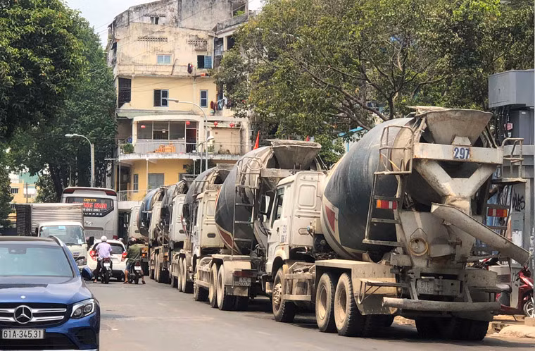 Đoàn xe bồn hơn 30 chiếc ầm ầm đổ vào khu trung tâm Sài Gòn dù các tuyến đường xung quanh và khu vực này đã được Sở GTVT TP HCM cấm xe tải từ 3,5 tấn lưu thông.