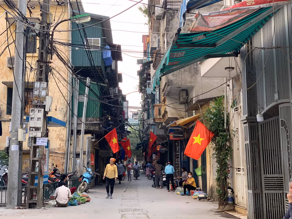 Lá cờ đỏ sao vàng tung bay phấp phới khiến lòng người xôn xao.