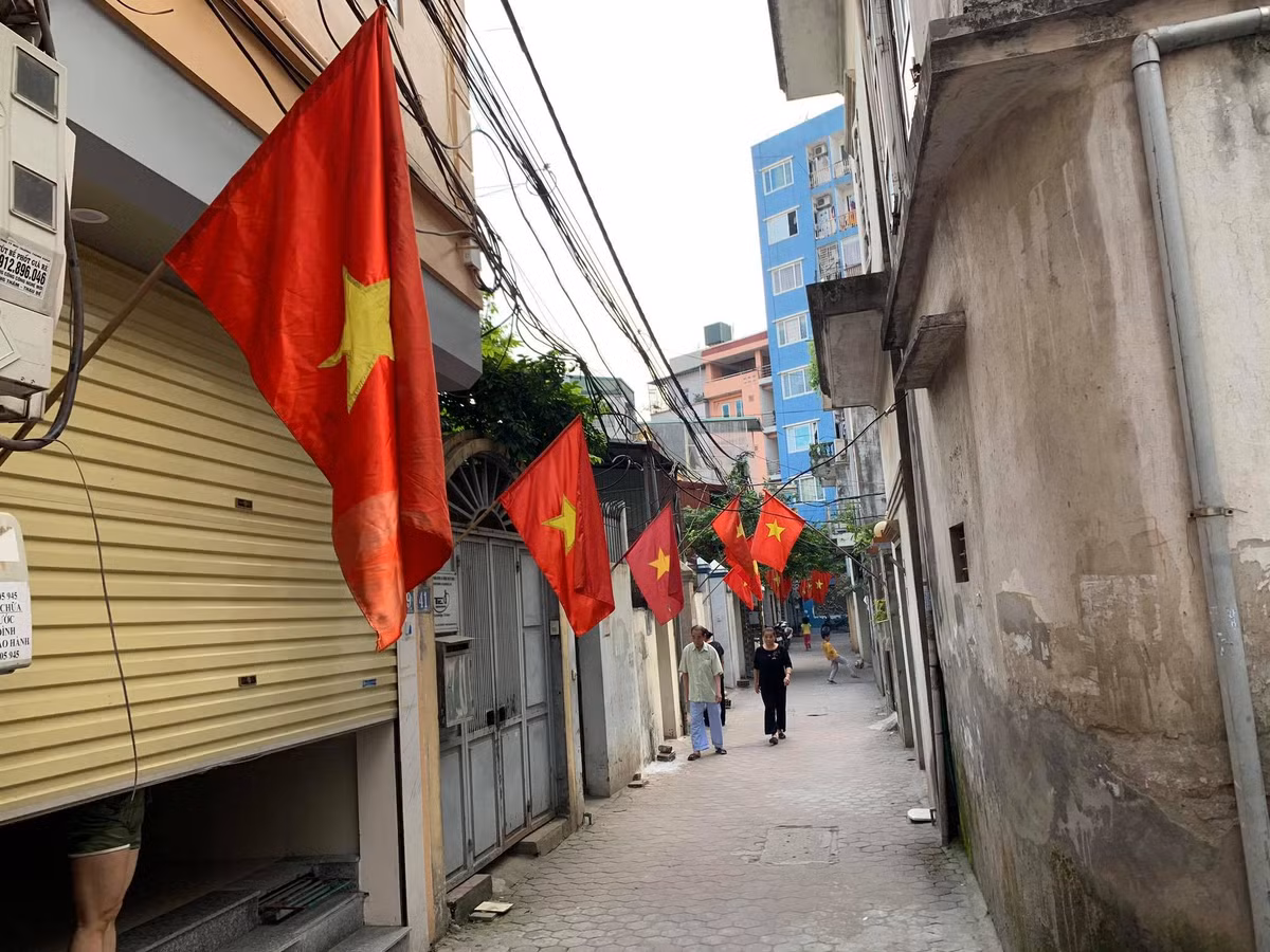 Ngày kỷ niệm 45 năm Ngày Giải phóng miền Nam thống nhất đất nước, nhiều tuyến phố của Hà Nội rực rỡ màu Quốc kỳ để chào mừng sự kiện.