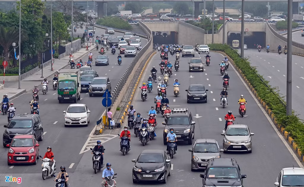 Người dân từ ngoại thành di chuyển vào nội đô tại hầm chui đại lộ Thăng Long.