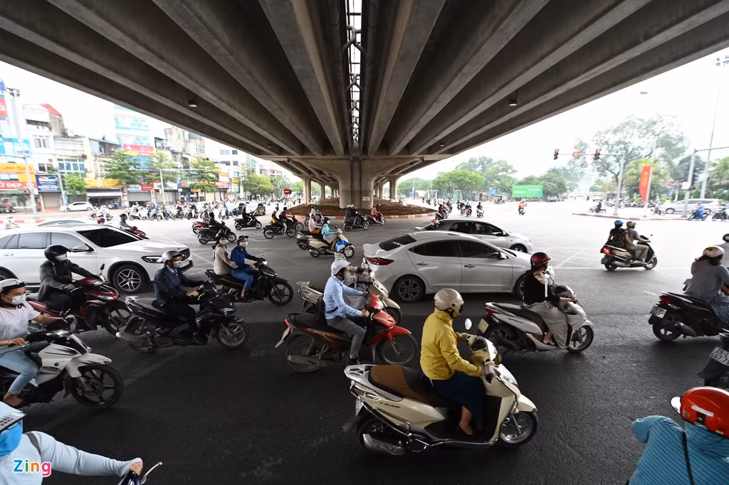 Một trong những nút giao thông huyết mạch của Hà Nội là đường Lê Văn Lương cũng ồn ào, náo nhiệt hơn so với những ngày trước. 