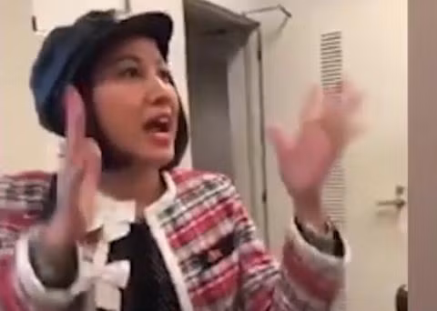 Tuy nhiên, người phụ nữ này lại có những lời lẽ tục tĩu, mắng chửi cán bộ hải quan, đồng thời tố cáo cán bộ hải quan "vòi tiền" mới cho thông quan hàng hóa khi bị lực lượng chức năng yêu cầu làm tờ khai hàng hóa. 