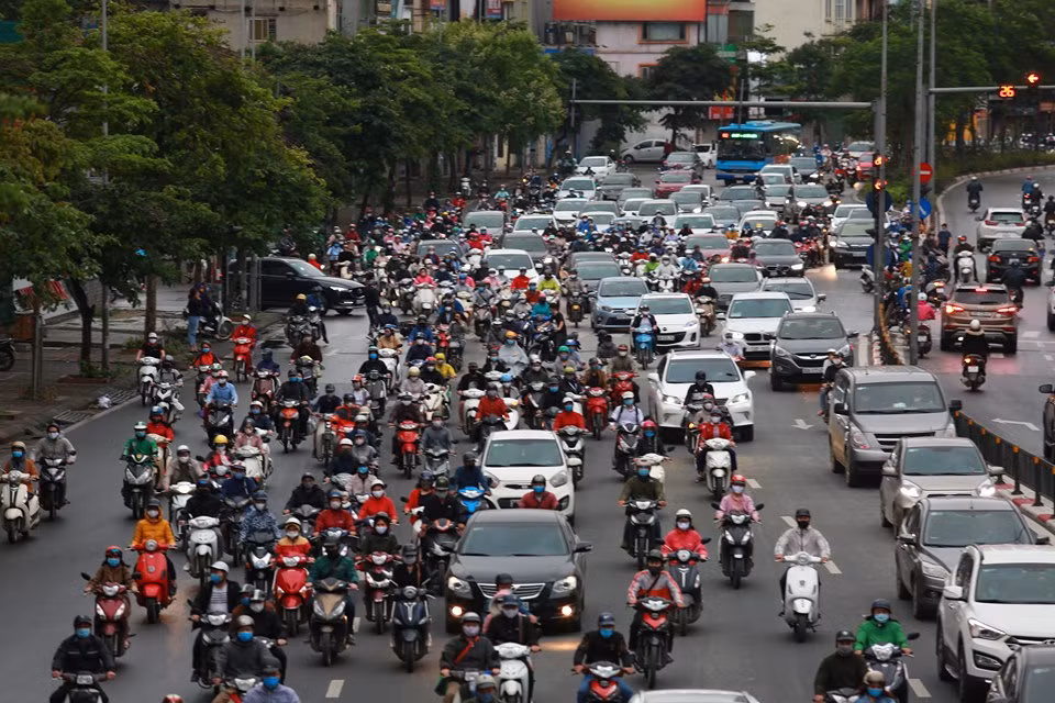 Ghi nhận tại tuyến đường Tây Sơn. Xem thêm video: Hà Nội lại đông đúc, sau tuần cách ly xã hội. Nguồn: VTC 1.