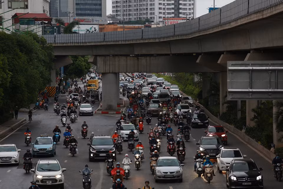 Đồng thời, trong sáng nay Hà Nội đã có cơn mưa rào cũng là 1 trong những lý do khiến người dân di chuyển trên đường chậm và khó khăn hơn.