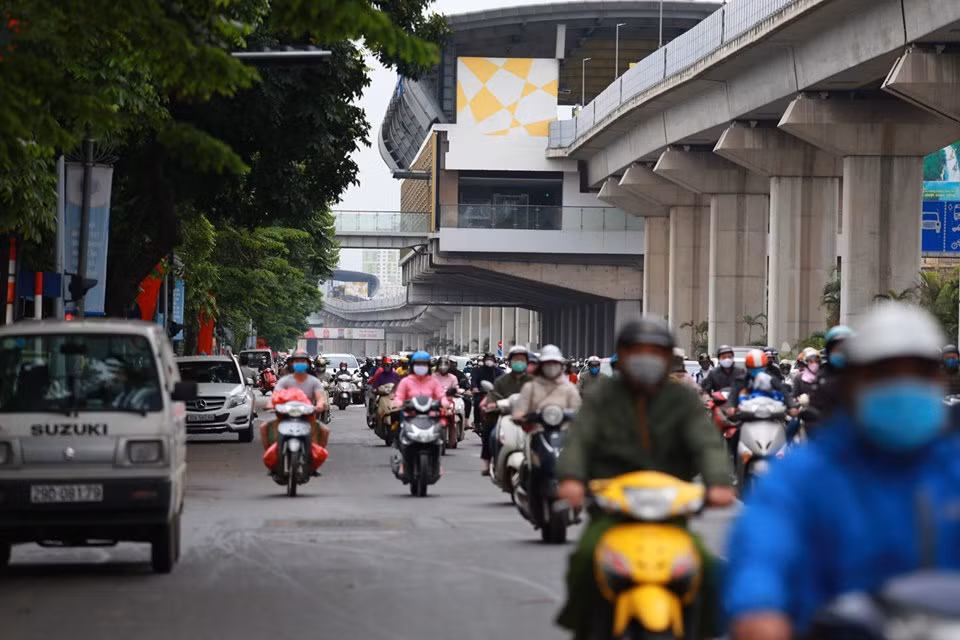Dòng người đổ ra đường đi làm trong ngày đầu hết cách ly ở đường Nguyễn Trãi. 