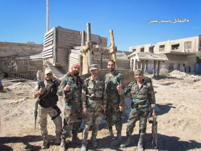 Các binh sỹ quân đội Syria sau trận phản công thắng lợi, chiếm thêm một loạt dãy nhà của phiến quân ở quận Al-Qaboun, Đông Damascus.