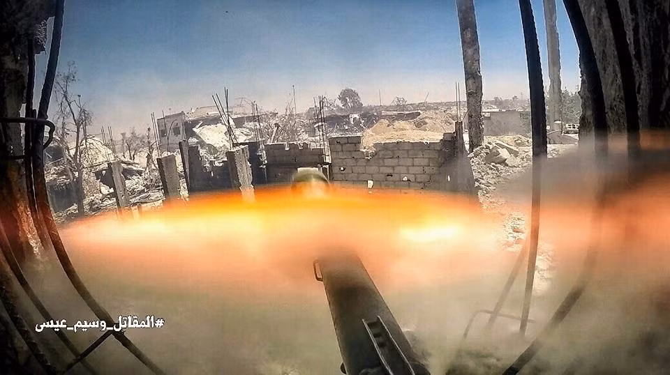 Trọng pháo của quân đội Syria khạc lửa về phía phiến quân.