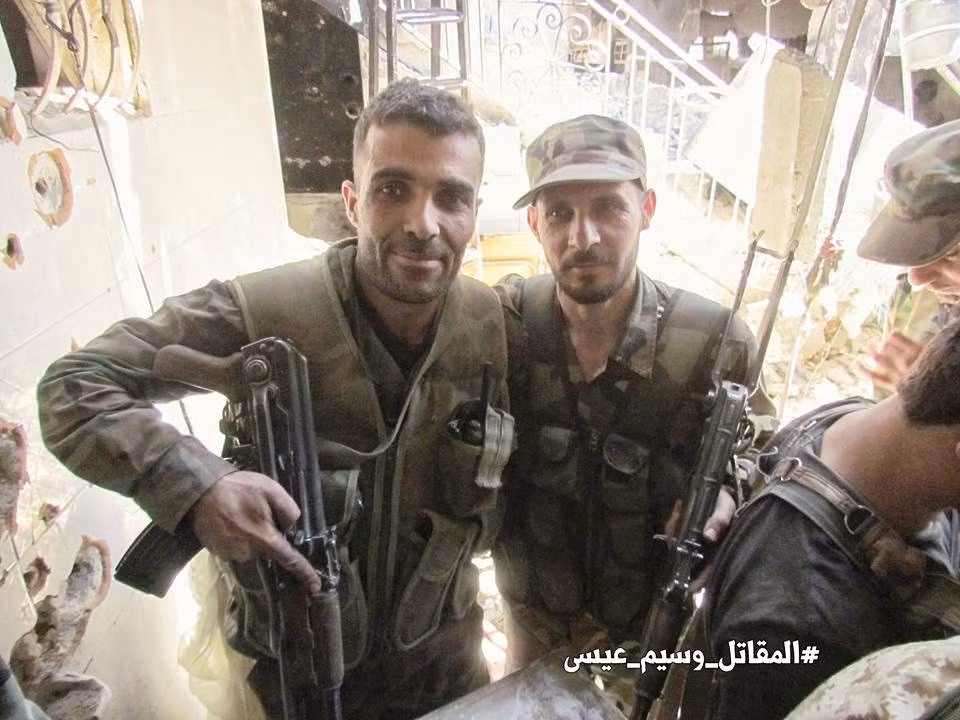 Hai người lính Syria chụp ảnh kỷ niệm trên chiến trường.