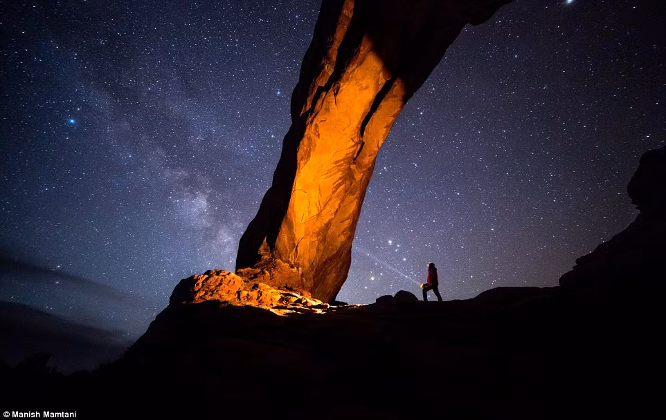 Hình ảnh tuyệt mỹ chụp bầu trời đêm lung linh với ngàn vì sao tinh tú trong công viên quốc gia Arches, Utah.