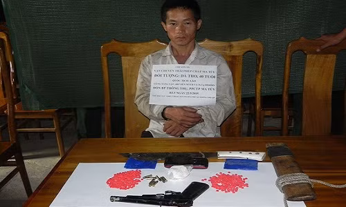 Bat ong trum nguoi Lao om ma tuy vao Viet Nam