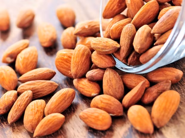 5. Hạt hạnh nhân Hạnh nhân có chứa vitamin E giúp kích thích sự phát triển của tóc, giúp tóc thêm chắc khỏe. Nếu bạn ăn khoảng 30 g hạnh nhân (15-20 hạt mỗi ngày) là đã đáp ứng đủ 70% vitamin E cần thiết. Bên cạnh đó, hạnh nhân cũng chứa biotin, axit béo và vitamin B tốt cho sự phát triển của tóc.