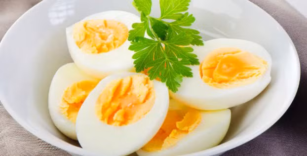 4. Trứng Trứng có các chất cần thiết kích thích tóc phát triển và duy trì tình trạng tóc bình thường, trong đó có protein và biotin. Biotin là chất giúp ngăn rụng tóc rất tốt, nếu được hấp thụ qua thực phẩm, tác dụng sẽ còn tốt hơn. Bên cạnh đó, trứng còn chứa leucin cùng các axit amin cần thiết cho tóc phát triển.