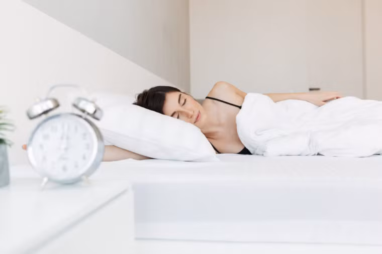 Nằm sấp hoặc nằm nghiêng Những tư thế ngủ này có thể “nghiến” làn da mặt mỏng manh của bạn vào gối, khiến nó dễ bị nhăn hơn do ma sát từ vỏ gối. Một chiếc gối mềm mại hơn có thể cải thiệ tình hình, nhưng tốt hơn bạn nên quen với tư thế nằm ngửa khi ngủ.