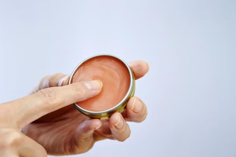 Quên giữ ẩm môi Mặc dù bôi kem vào ban đêm có thể là một phần của thói quen buổi tối của bạn, nhưng bạn có thể bỏ qua đôi môi với làn da mỏng manh, dễ bị khô và nứt nẻ. Hãy sử dụng dưỡng môi có chứa dầu hạt bơ, glycerin, hoặc chỉ một ít dầu dừa.
