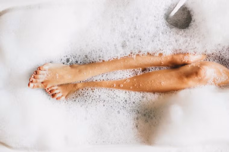 Làm sạch da quá mức Làm sạch da dù tốt, nhưng quá nhiều cũng có thể gây hại. Làm sạch da quá mức có thể gây tổn thương hàng rào độ ẩm và hệ vi sinh tự nhiên của da. Khi vi khuẩn hữu ích tự nhiên này biến mất, da chúng ta dễ bị nhiễm trùng, nổi mụn và khô.
