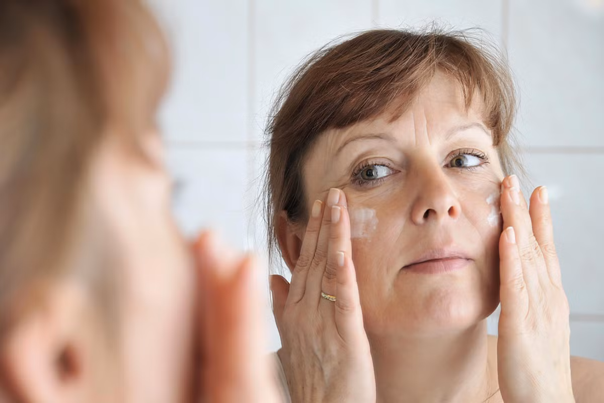 Chọn sai kem chống lão hóa Phần lớn các loại kem chống lão hóa vẫn dựa trên các chất dưỡng ẩm như dầu khoáng. Các nếp nhăn trông sẽ tệ hơn khi da khô, vì vậy bất kỳ loại kem dưỡng ẩm nào cũng có tác dụng; nhưng kem dưỡng ẩm thông thường chỉ cải thiện tạm thời mà không thể giải quyết nguyên nhân gốc rễ của nếp nhăn, như mất collagen, tổn thương gốc tự do, tổn thương do ánh nắng mặt trời và các yếu tố môi trường.