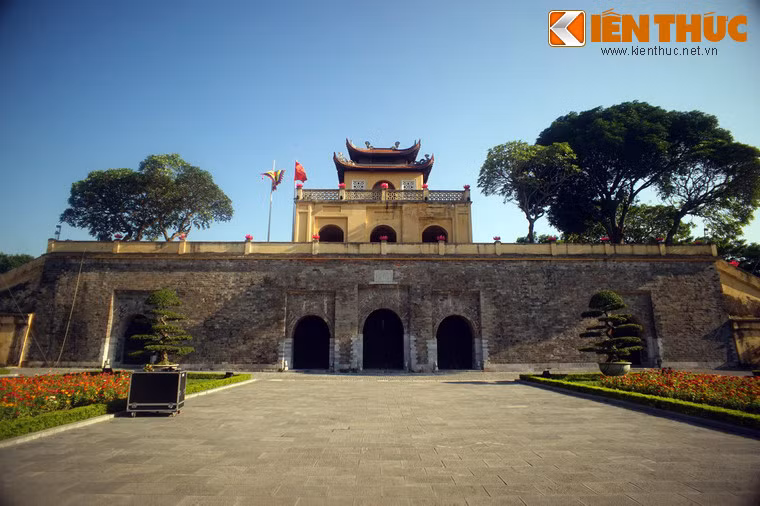 Nằm ở hướng Nam của điện Kính Thiên thẳng trục với Cột cờ Hà Nội, Đoan Môn được xây dựng theo chiều ngang theo lối tường thành cổ với 5 cổng thành kiểu vòm cuốn bằng đá cân xứng qua trục thần đạo của Hoàng thành Thăng Long.