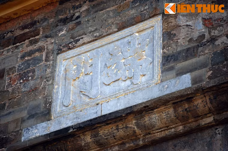 Tấm biển đá khắc hai chữ Đoan Môn gắn phía trên cửa chính dài 1,5 mét rộng 0,7 mét.