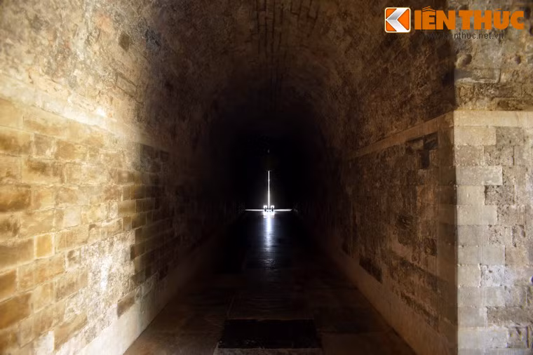 Hai cửa ngách nối với hai cửa ngoài cùng ở mặt trước Đoan Môn bằng đoạn hành lang hình chữ L dài hàng chục mét.