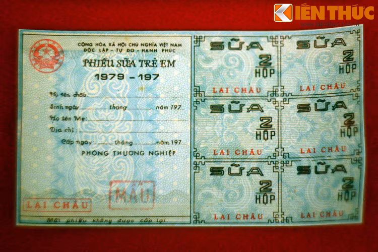 Phiếu sữa trẻ em năm 1979. So với tem phiếu thời bao cấp, tem phiếu thời COVID có những khác biệt cơ bản. Thứ nhất: Tem phiếu thời COVID chỉ có giá trị tính bằng lượt ra vào chợ dân sinh chứ không có giá trị quy đổi hàng hóa.