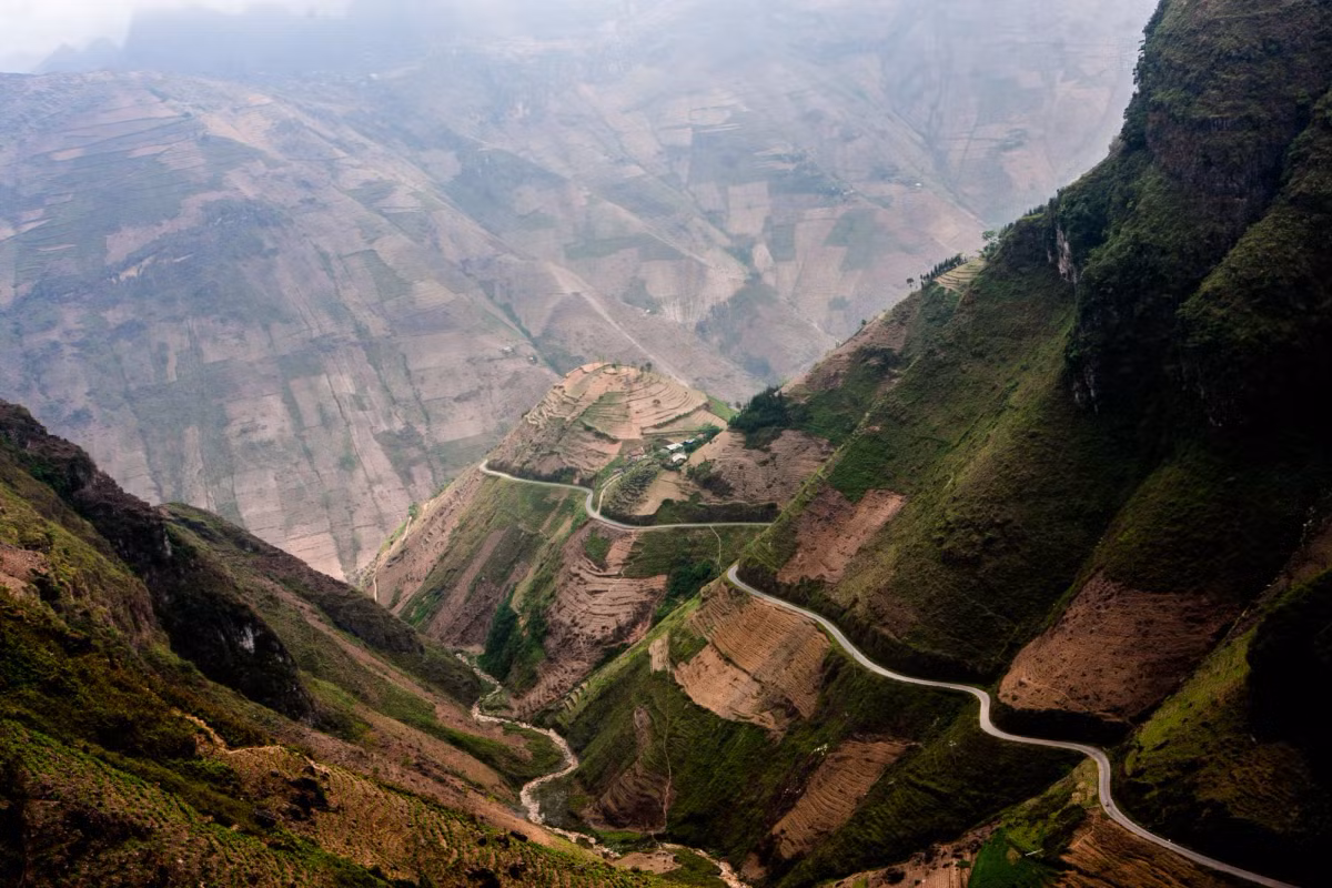 Cung đường hiểm trở với những khúc cua liên tiếp trên sườn núi dốc đứng. Ảnh: Idan Robbins/ 500px.com.
