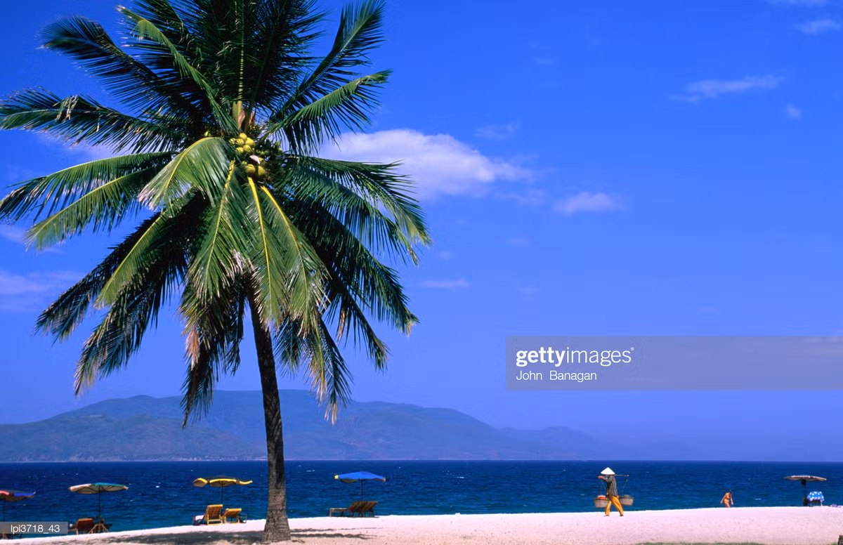 Trên bờ biển Nha Trang. Ảnh: John Banagan/ Getty.