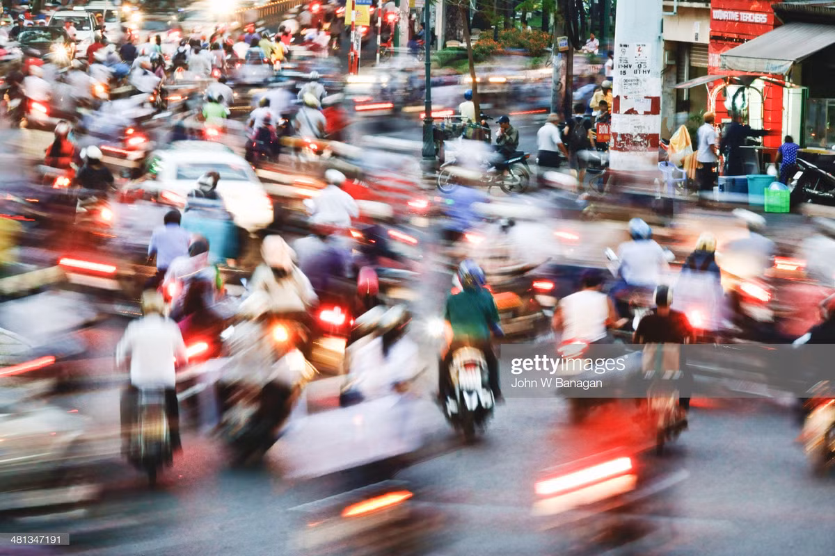 Giao thông giờ cao điểm ở TP HCM. Ảnh: John Banagan/ Getty.