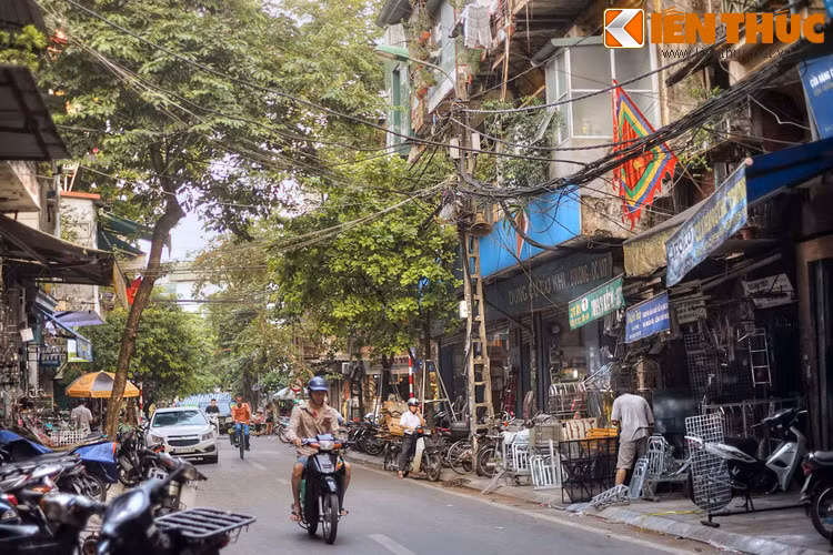 Ngoài lò rèn ở số nhà 26, còn một địa điểm khác gợi nhắc đến nghề rèn xưa. Đó là đình thờ tổ nghề rèn nằm ở số 1 Lò Rèn. Gọi là ngôi đình nhưng đây chỉ là một gian thờ nhỏ nằm khuất nẻo ở tầng hai của ngôi nhà mà không nhiều người để ý khi đi ngang qua.