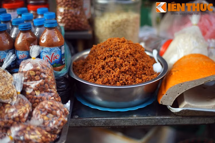 Món nổi tiếng nhất và đã trở thành thương hiệu của chợ Hàng Bè là món mắm tép chưng thịt.