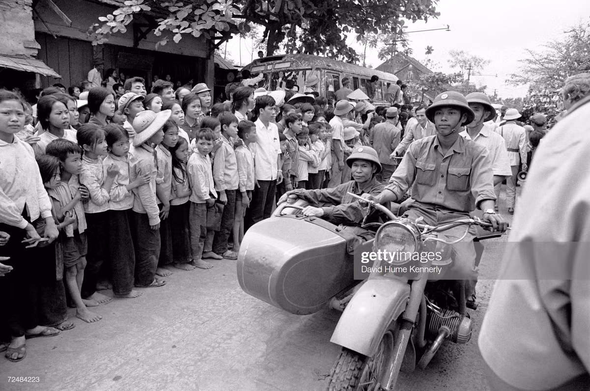 Người dân Hà Nội tập trung rất đông bên ngoài nhà tù Hỏa Lò để xem các tù binh Mỹ được trả tự do.
