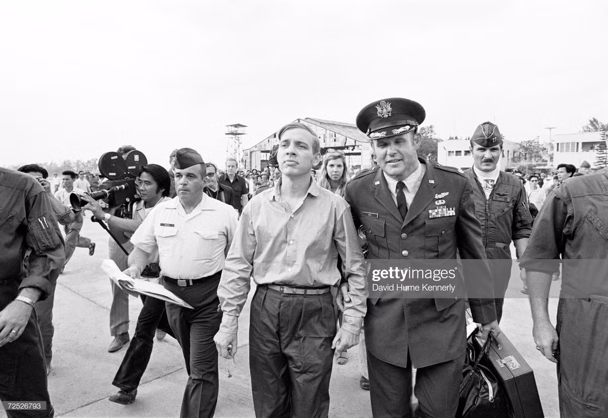 Tù binh phi công cuối cùng được sĩ quan Mỹ hộ tống ra sân bay Gia Lâm, 29/3/1973.
