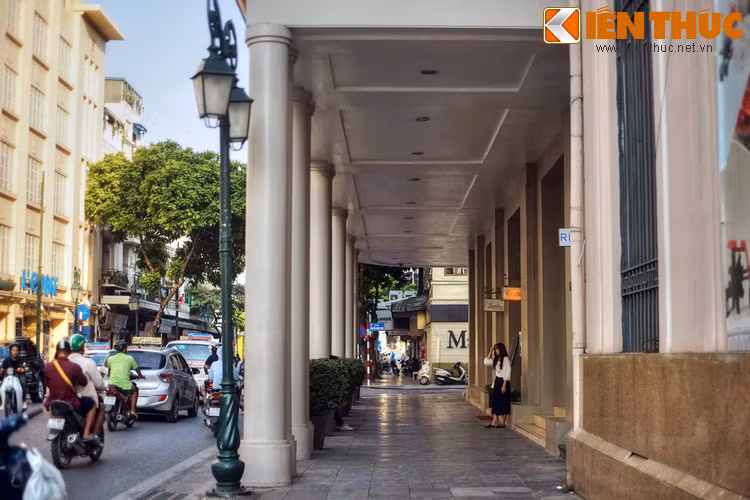 Trên con phố này, nhiều sự kiện lịch sử của Hà Nội đã diễn ra. Ngày 26/4/1913, tại trụ sở chi nhánh ngân hàng Pháp Hoa cạnh khách sạn Hà Nội, chí sĩ Nguyễn Khắc Cần của Việt Nam Quang Phục Hội đã ném tạc đạn tiêu diệt hai sĩ quan cấp tá của Pháp. Ngày nay, con phố ngắn cạnh khách sạn mang tên ông.