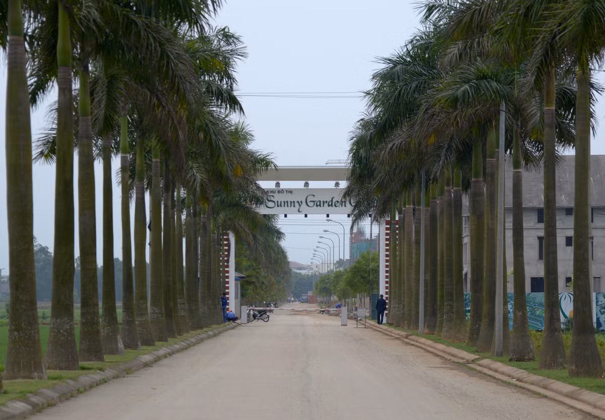 Điều đặc biệt nữa là, mặc dù là nhà ở xã hội nhưng dự án Bamboo Garden nằm trong quần thể 24,4 ha của khu đô thị Sunny Garden City nên dự án nhà giá rẻ này được hưởng nhiều tiện ích chung của khu đô thị như: nhà trẻ, trường học, trung tâm y tế; bể bơi, sân chơi trẻ em, sân bóng đá, sân tennis, sân cầu lông: bar - coffee shop, khu tổ chức sự kiện ngoài trời, công viên cây xanh, bãi đỗ xe, vườn nướng BBQ, wifi miễn phí... 