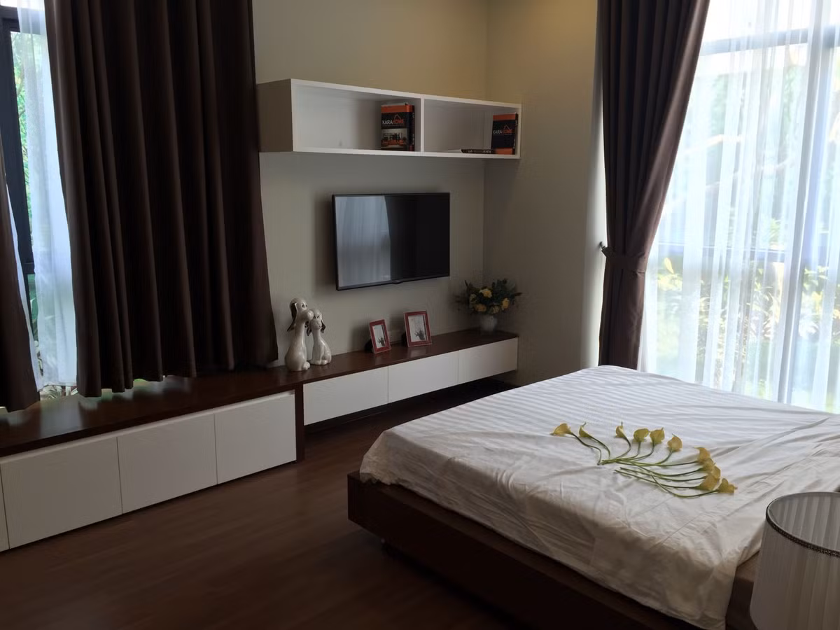 Phòng ngủ căn hộ mẫu 142 m2. Những căn hộ rộng từ 3 phòng ngủ trở lên ở dự án này hầu như đều có ít nhất 1 phòng ngủ có 2 cửa sổ rất thông thoáng.