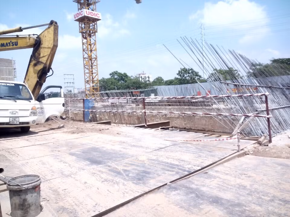 Ảnh thực tế tiến độ thi công dự án Hanoi Landmark 51 vào tháng 9/2015. Khi đó dự án đã thi công xong 4 tầng hầm và đang xây lên cos 0.0.