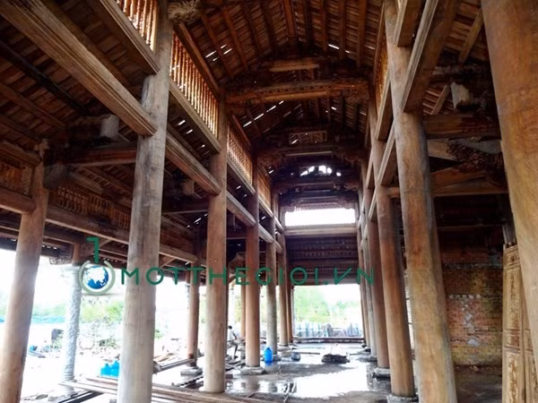 Gỗ là vật liệu chính của cả gian thờ. Những cột lim hoành tráng được chuyển từ miền Bắc vào để xây dựng.