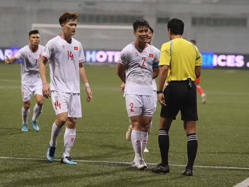 Theo đó, vào phút thứ 84 của trận đấu, một bàn thắng của Xuân Son đã không được công nhận do trọng tài cho rằng bóng đã chạm tay nam tiền đạo. Lúc này nhiều cầu thủ Việt Nam đã chạy lại có phản ứng với trọng tài, Duy Mạnh đã lên tiếng can ngăn đồng đội, bản thân anh thì đứng ra nói chuyện với trọng tài chính về pha bóng cũng như bàn thắng.