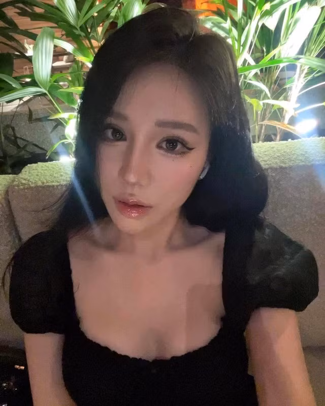 Nổi lên vì xinh đẹp, gợi cảm cùng thông tin về gia thế khủng, cô nàng thường được fan gọi với cái tên streamer "phú bà".