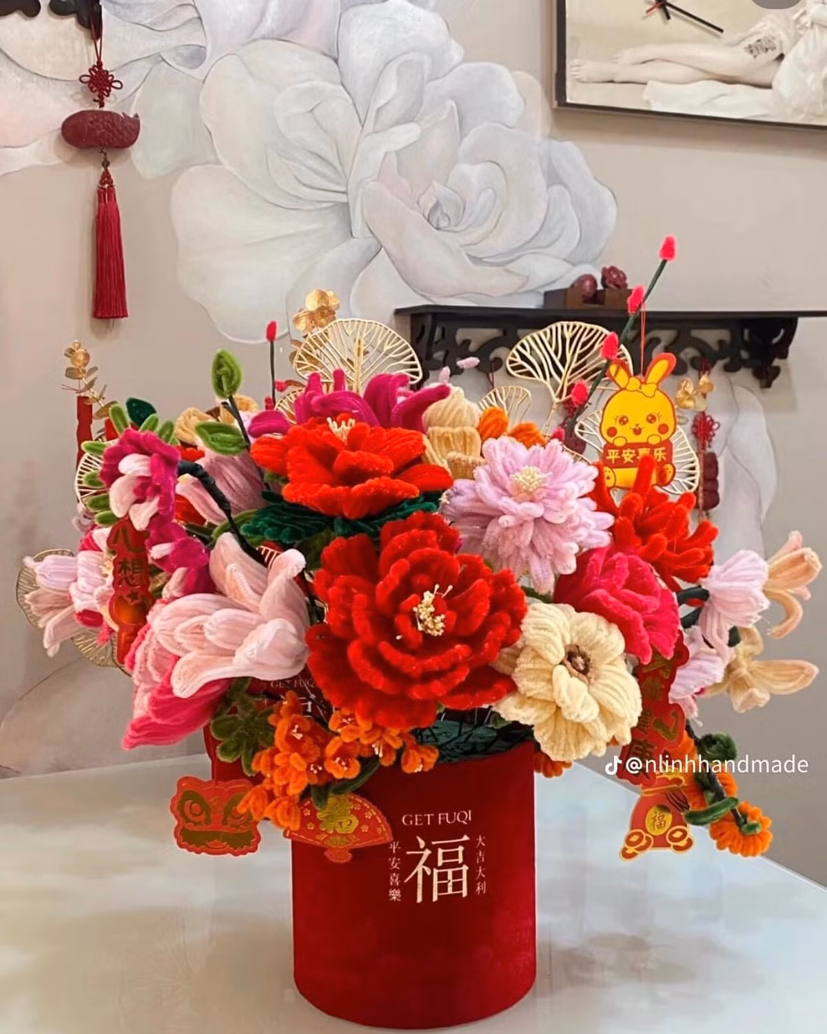 Với những nguyên liệu đơn giản như kẽm nhung, keo, kéo, các cô gái hoàn toàn có thể tạo ra những cành hoa rực rỡ tô điểm cho ngôi nhà của mình.
