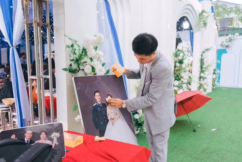 Hình ảnh chú rể gọi video cho cô dâu đang nằm trên giường bệnh, với những giọt nước mắt lăn dài trên má, đã khiến nhiều người không khỏi xót xa. Dẫu vậy, trong nỗi buồn, tình yêu của cả hai càng thêm sâu đậm.