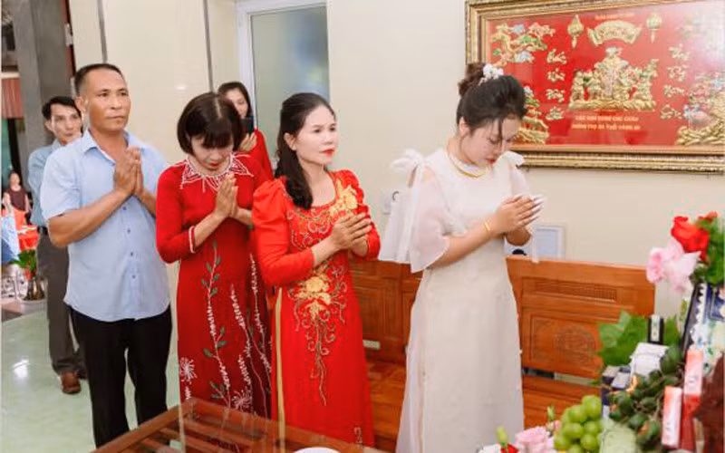 Ngày cưới, người lên phòng đón Thảo không phải chồng mà là mẹ chồng. Mọi nghi thức như rót rượu mừng, cắt bánh cưới... đều được gác lại.