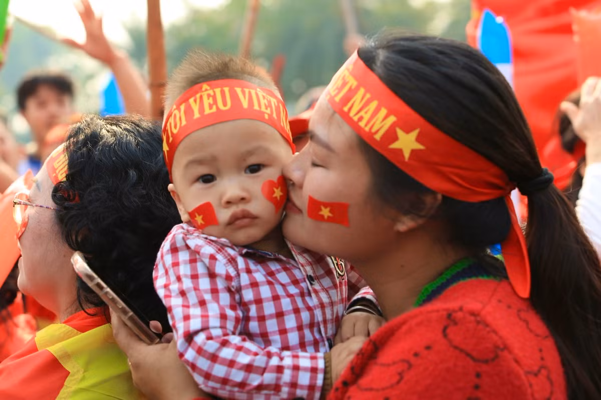 Không khí tại sân bay thật sự náo nhiệt. Tiếng hò reo, cổ vũ vang lên không ngớt.