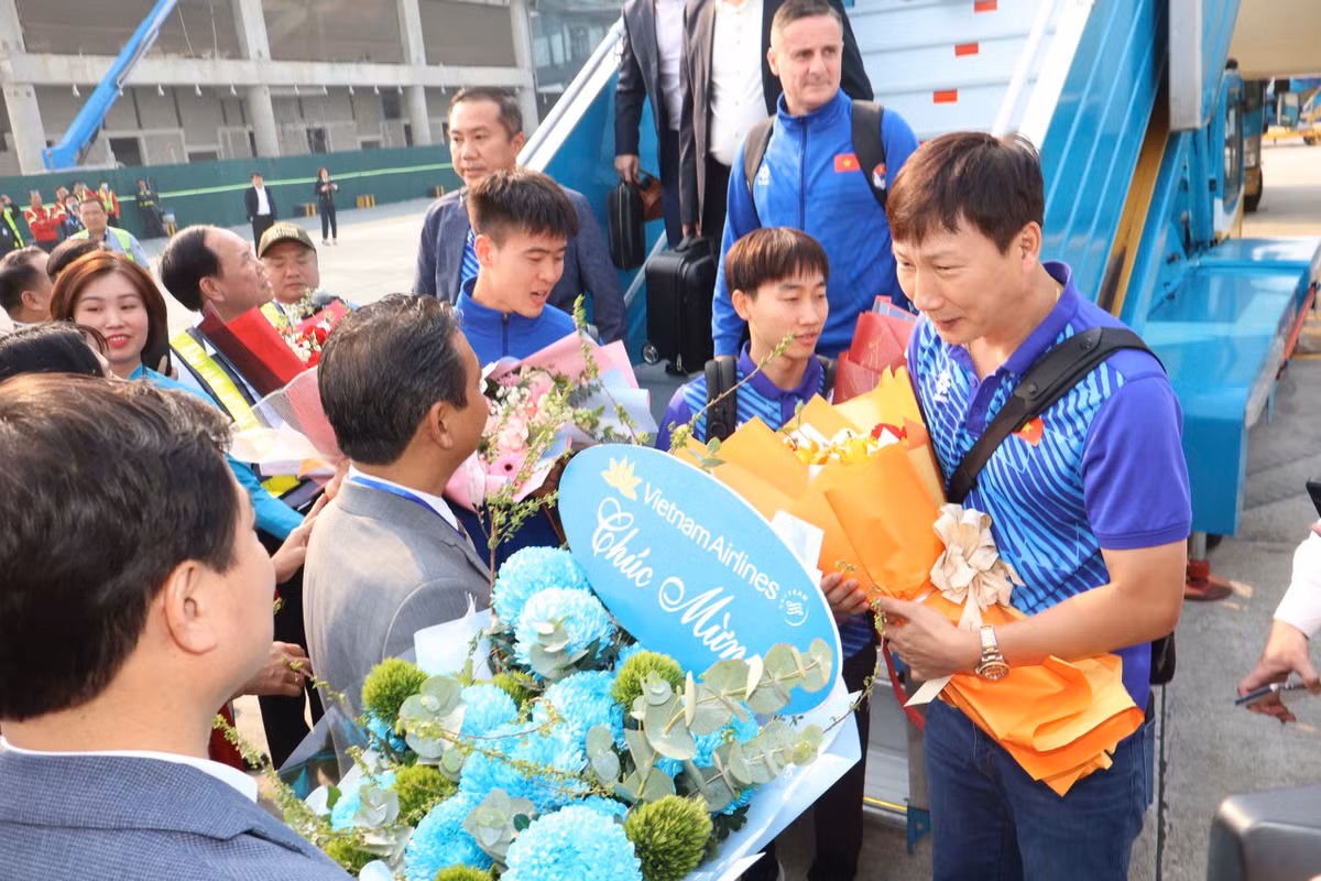 Lãnh đạo Cục TDTT cùng các đơn vị, tổ chức, doanh nghiệp đón và tặng hoa cho đội tuyển Việt Nam.