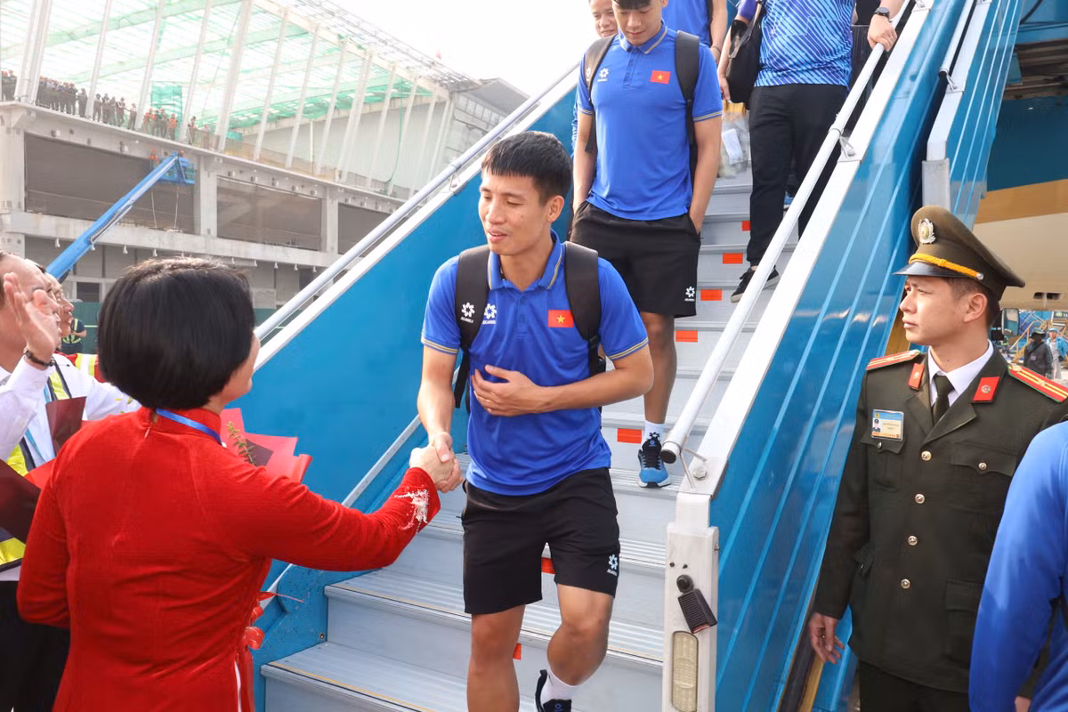 Các thành viên đoàn Việt Nam xuống máy bay.