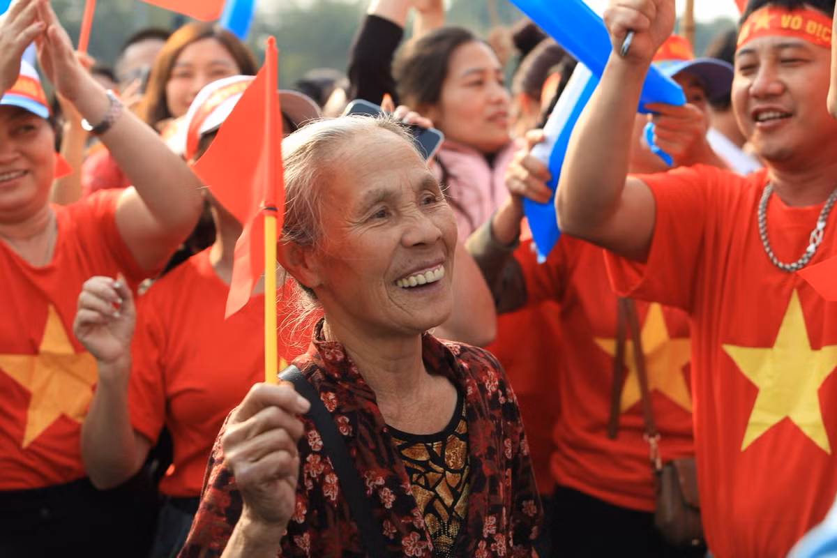 Có những cụ bà cũng đã có mặt để chào đón những chiến binh sao vàng.