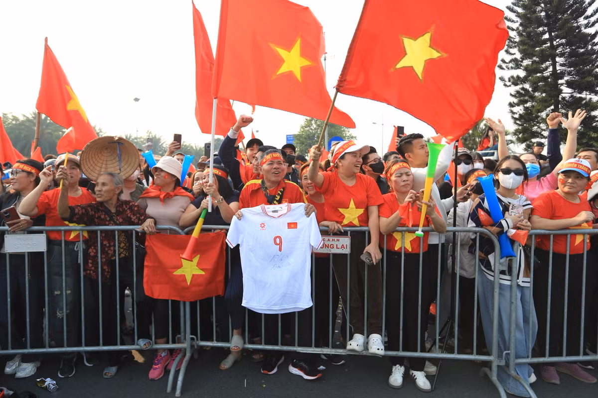 Sau chiến thắng vang dội tại AFF Cup 2024, đội tuyển Việt Nam đã trở về nước trong sự chào đón nồng nhiệt của hàng vạn người hâm mộ.