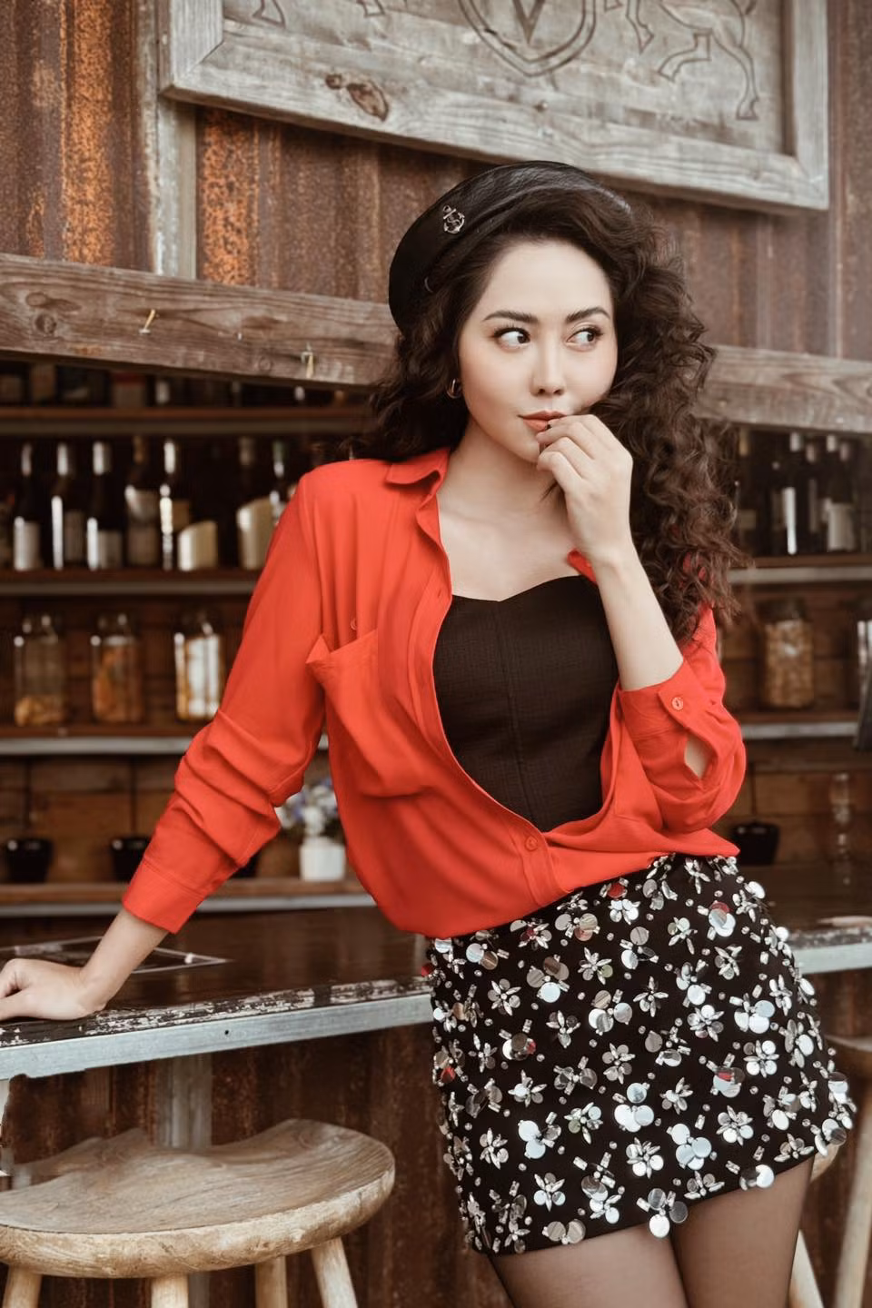 Ở tuổi 35, Tường Vi có cuộc sống yên bình bên người thân, bạn bè.
