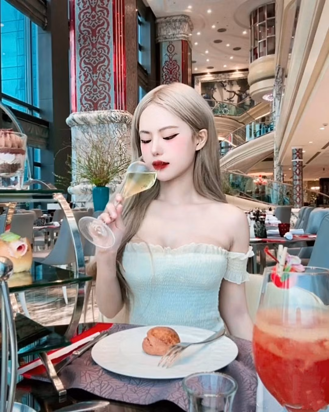 Trên trang cá nhân, Yugi cũng thường đăng tải hình ảnh cuộc sống cá nhân, những bữa ăn sang chảnh và các chuyến du lịch đến nhiều địa điểm khác nhau.